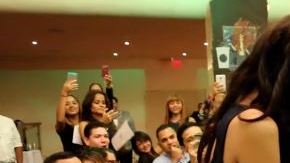 En medio de una reunión de trabajo, el joven sorprendió a su chica con una propuesta muy especial.