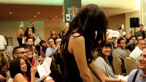 En medio de una reunión de trabajo, el joven sorprendió a su chica con una propuesta muy especial.