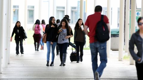 Los estudiantes indocumentados en California también pueden recibir ayuda financiera.