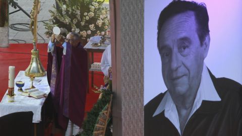 Dos días después de su muerte se celebró un funeral abierto al público en el Estadio Azteca de la Ciudad de México.