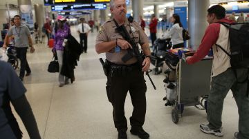 Dan Causey, del Departamento de Policía del Aeropuerto de Miami Dade patrulla el Aeropuerto Internacional de Miami durante el inicio del feriado por Acción de Gracias.