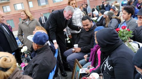 El Alcalde confortó a las familias antes de iniciar la ceremonia.