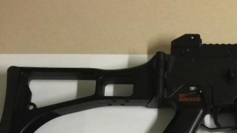 Ladrones utilizaron esta arma falsa para robar en Brooklyn.