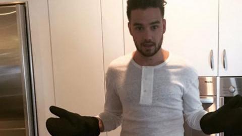 Liam Payne publicó una foto en la cocina ataviado con un delantal rojo.