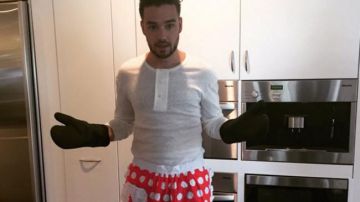 Liam Payne publicó una foto en la cocina ataviado con un delantal rojo.
