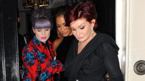 La madre de la cantante es quien ha llegado a buscar pretendientes para su famosa hija.