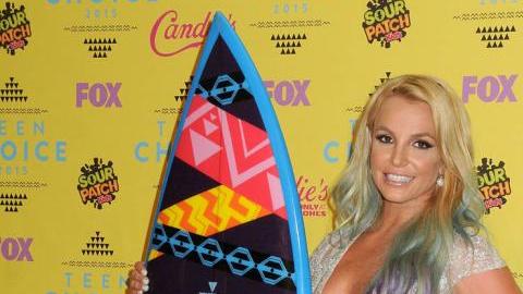 “Podría bailar este tema UN MILLÓN de veces… te amo Adele”, escribió ‘Brit’ en la publicación.