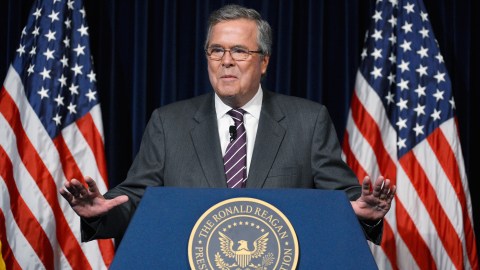 Cuando Bush dio su primer discurso sobre política exterior en Agosto, en la Biblioteca Reagan de Simi Valley, no se comprometió a enviar tropas a Siria. La semana pasada, tras los ataques a París, su postura cambió radicalmente.