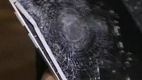 El móvil recibió el impacto.