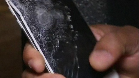 El móvil recibió el impacto.