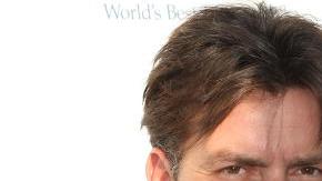 El actor Charlie Sheen y su esposa Brooke Mueller desfilando en una alfombra roja mientras estaban casados.