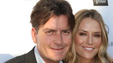 El actor Charlie Sheen y su esposa Brooke Mueller desfilando en una alfombra roja mientras estaban casados.