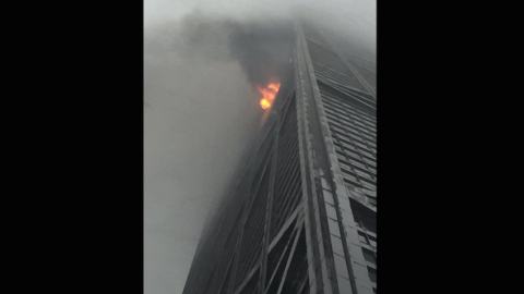 Un incendio se desató en un departamento del piso 50 de la Hancock Tower, en Chicago.