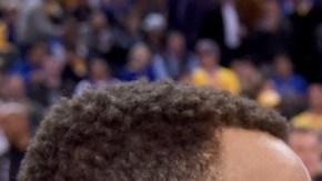 Kobe Bryant habla con Stephen Curry en una charla de históricos antes del juego del martes en Oakland, ganado fácilmente por Golden State a los Lakers.