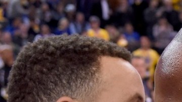 Kobe Bryant habla con Stephen Curry en una charla de históricos antes del juego del martes en Oakland, ganado fácilmente por Golden State a los Lakers.