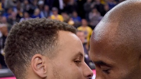 Kobe Bryant habla con Stephen Curry en una charla de históricos antes del juego del martes en Oakland, ganado fácilmente por Golden State a los Lakers.