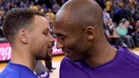 Kobe Bryant habla con Stephen Curry en una charla de históricos antes del juego del martes en Oakland, ganado fácilmente por Golden State a los Lakers.