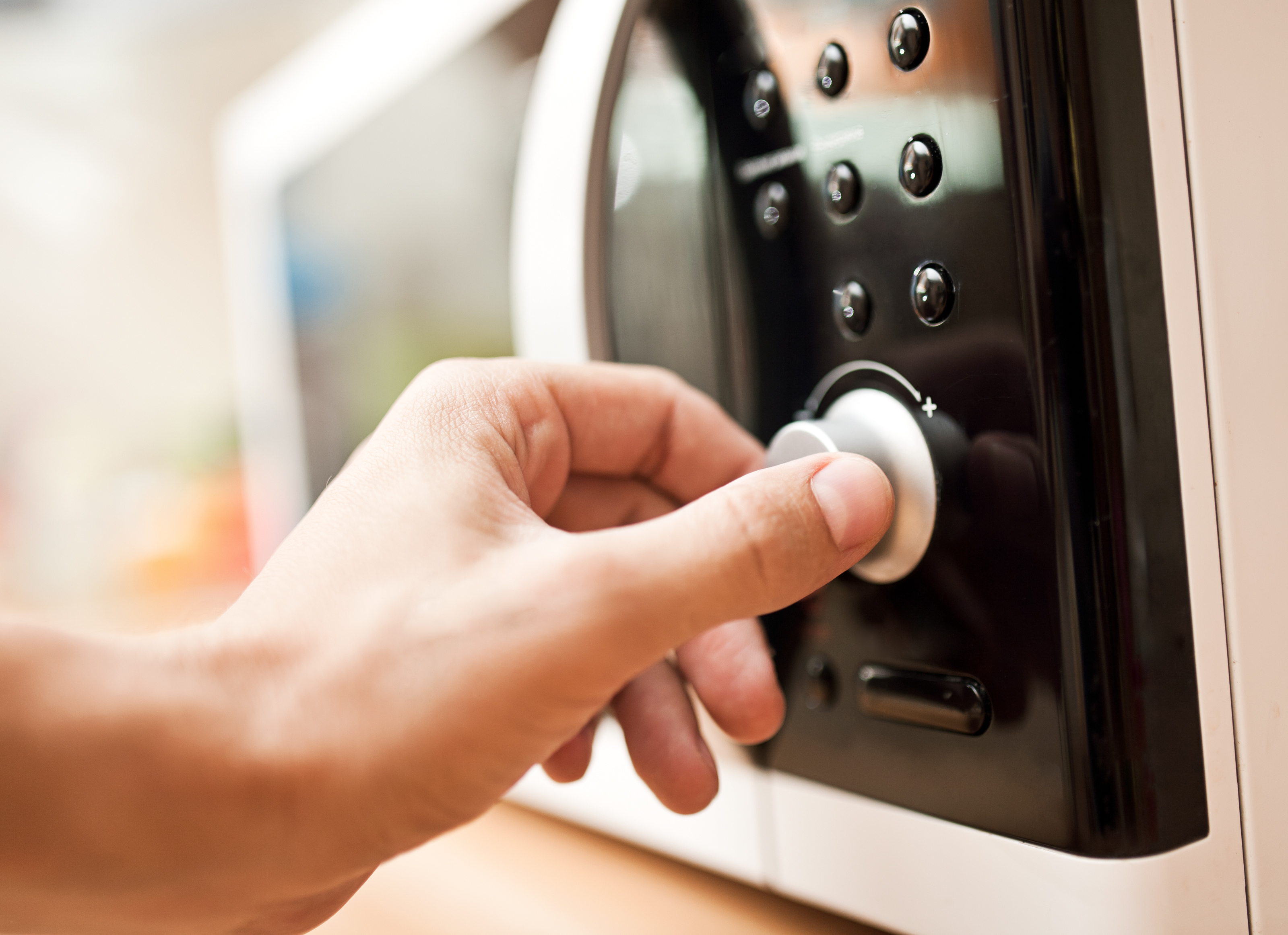 Evita un susto: los recipientes que nunca debes usar para calentar tu  comida en el microondas