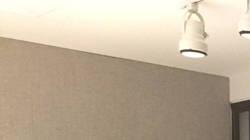 DJ Lobo (el más alto) con su equipo y Jorge Viera (de traje) en el estudio de radio.