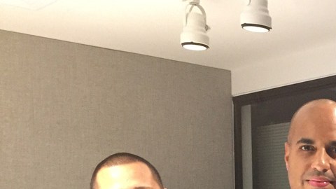 DJ Lobo (el más alto) con su equipo y Jorge Viera (de traje) en el estudio de radio.
