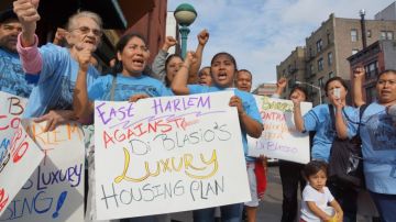 Protesta en Harlem por plan de vivienda asequible que impulsa el alcalde Bill de Blasio. (Archivo)