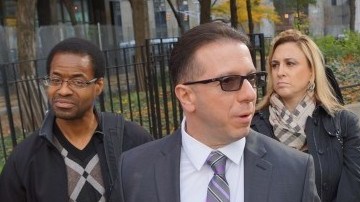 Johnny Hincapié saliendo hoy de la corte junto a su madre, abogado y familiares