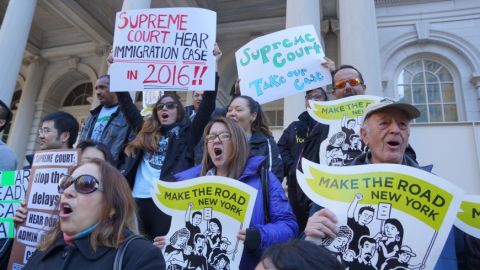 Protesta DACA-DAPA escalinatas City Hall