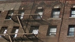 El edificio de 44 apartamentos  está ubicado en el 121-131 de la avenida Ft. George, en Manhattan.