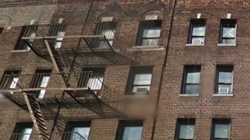 El edificio de 44 apartamentos  está ubicado en el 121-131 de la avenida Ft. George, en Manhattan.