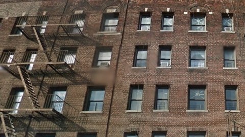 El edificio de 44 apartamentos  está ubicado en el 121-131 de la avenida Ft. George, en Manhattan.