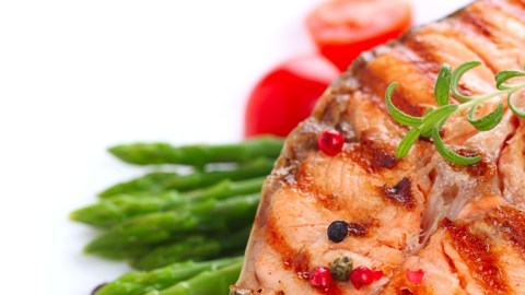 Pescados, como el halibut, proporcionan al cuerpo proteínas saludables que dan energía.