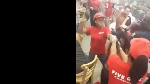 Dos empleadas de Five Guys en Miami se enfrentan violentamente con una clienta que presuntamente estaba ebria.