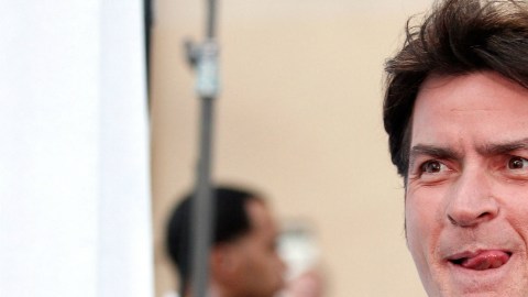 Además del aluvión de demandas que se le vienen encima, el actor se enfrenta a más rumores y acusaciones sobre sus tendencias sexuales.