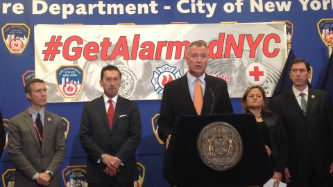 El alcalde Bill de Blasio anuncia un programa para instalar 100,000 alarmas de incendio en los cinco condados de la ciudad de manera gratuita. A su lado izquierdo la Presidenta del Concejo Melissa Mark-Viverito.