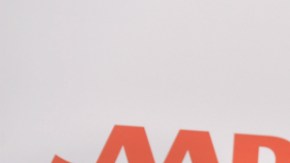 El actor colombiano se une a otros artistas que han criticado la polémica decisión de NBC.