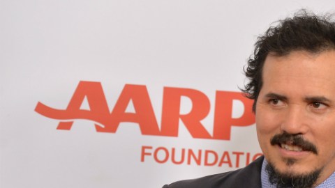 El actor colombiano se une a otros artistas que han criticado la polémica decisión de NBC.
