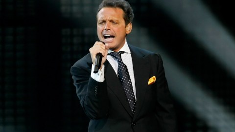 Los abogados del cantante aseguran que no existe ninguna orden judicial en su contra.