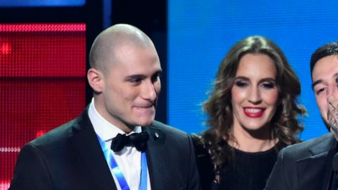 J Balvin, muy emocionado al recoger su premio a la mejor canción urbana por "Ay Vamos".