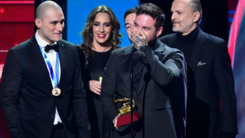 J Balvin, muy emocionado al recoger su premio a la mejor canción urbana por "Ay Vamos".