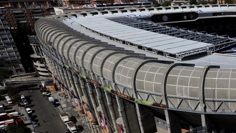 Vista panorámica del Santiago Bernabéu, casa del Real Madrid en donde se jugará El Clásico este sábado.