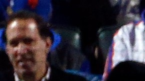 :  Curtis Granderson de los New York Mets mira la pelota abandonar el diamante en su jonrón en el Juego 5 de la Serie Mundial.