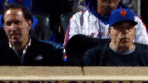 :  Curtis Granderson de los New York Mets mira la pelota abandonar el diamante en su jonrón en el Juego 5 de la Serie Mundial.