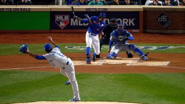 :  Curtis Granderson de los New York Mets mira la pelota abandonar el diamante en su jonrón en el Juego 5 de la Serie Mundial.