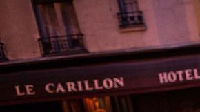 Una persona deposita flores ante el restaurante The Petit Cambodge, uno de los lugares que sufrió ataques terroristas en París.