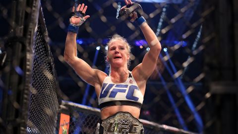 Holly Holm festeja con el cinturón de peso gallo que arrebató a Ronda Rousey en el UFC 193.