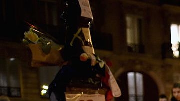 Tributo a las víctimas de los ataques en París en las afueras de la sala de conciertos Bataclan.