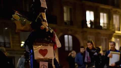 Tributo a las víctimas de los ataques en París en las afueras de la sala de conciertos Bataclan.