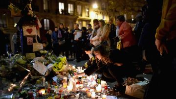Tributo a las víctimas de los ataques en París en las afueras de la sala de conciertos Bataclan.