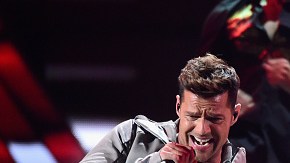 Desde 2005 la ceremonia comenzó a ser producida por Univisión y desde entonces se realiza completamente en español.