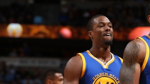 Los Warriors celebraron el domingo en Denver al empatar un récord con su victoria 15 en fila al inicio de la temporada.